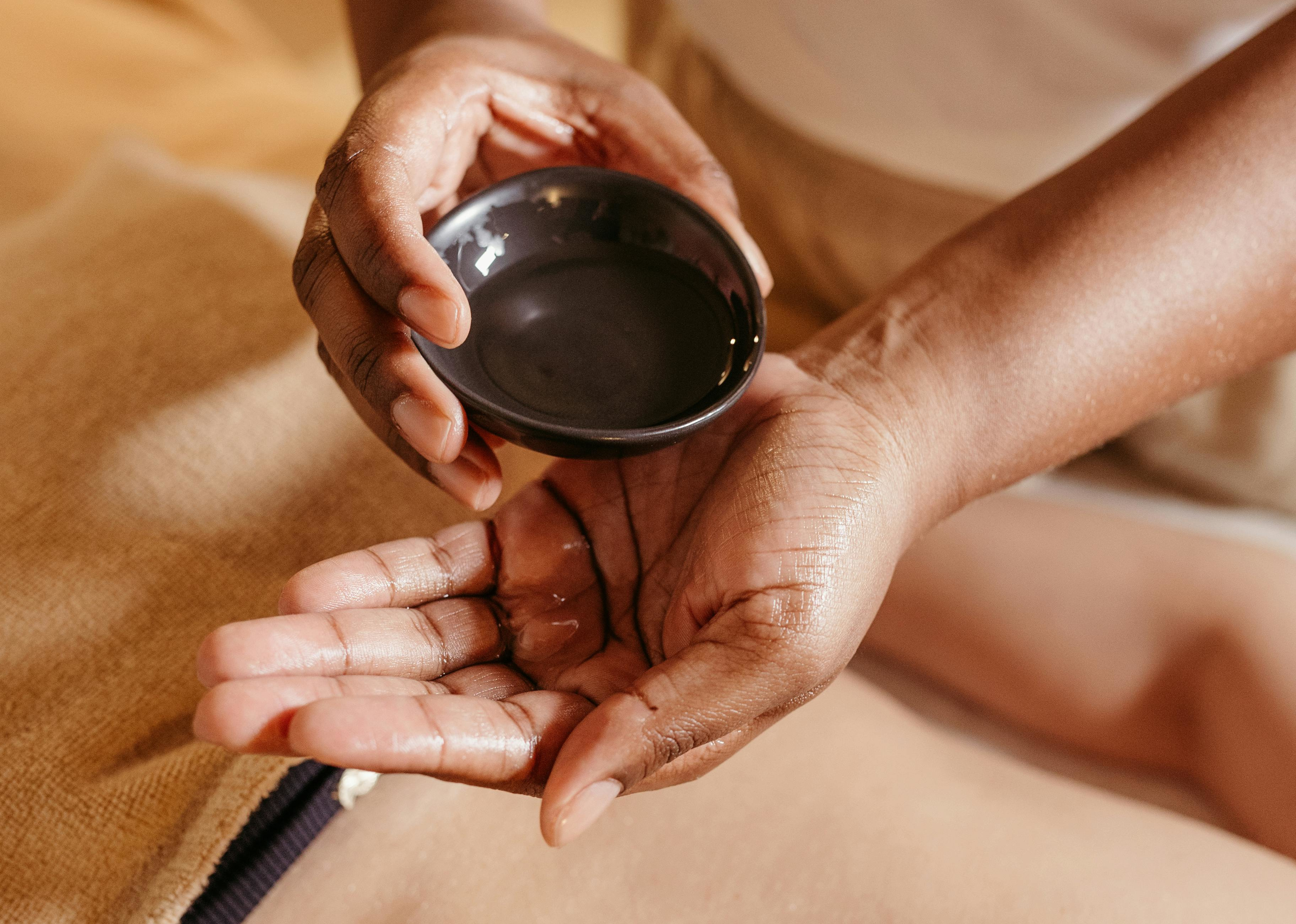 Masáž kansu miskou - ilustrační fotografie